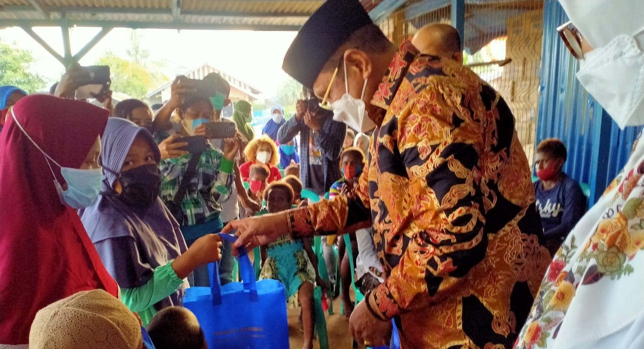 Sulaeman Hamzah Santuni  Anak Yatim di Merauke